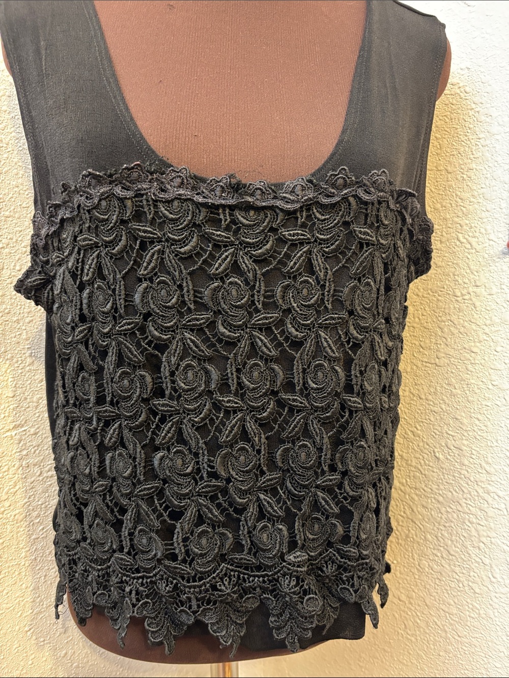 Vintage 1990’s Vejaiz Designs black sleeveless floral lace tank top. Size 2XL.